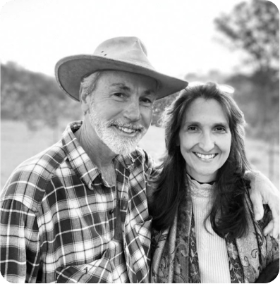 Foto de um homem e uma mulher abraçados. Eles são da família orgânica.