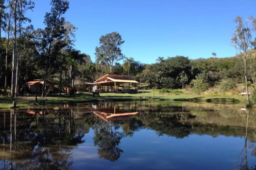 foto de uma casa com um lago na frente